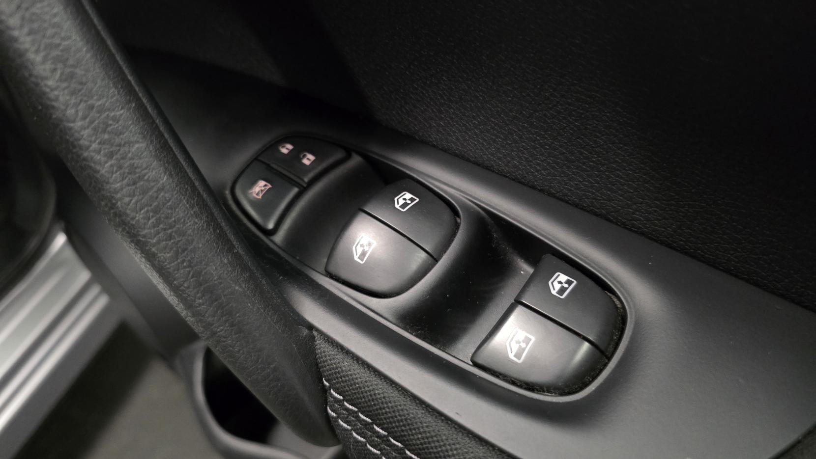 Nissan Qashqai 1.6 dCi N-Connecta SUV 5dr Diesel XTRON Euro 6 (s/s) (130 ps)