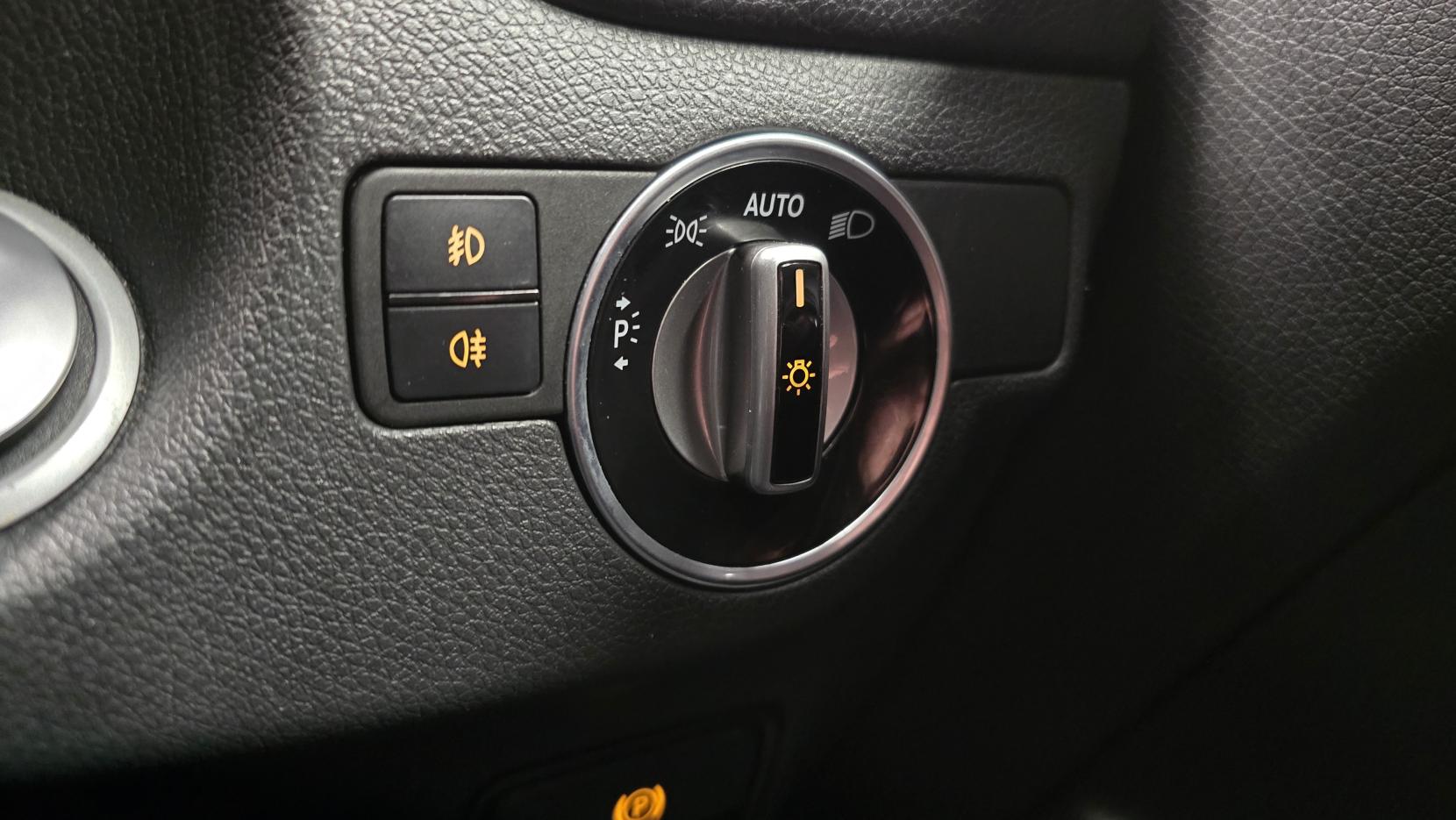 Mercedes-Benz GLA 2.1 GLA200d Sport (Premium Plus) SUV 5dr Diesel 7G-DCT Euro 6 (s/s) (136 ps)