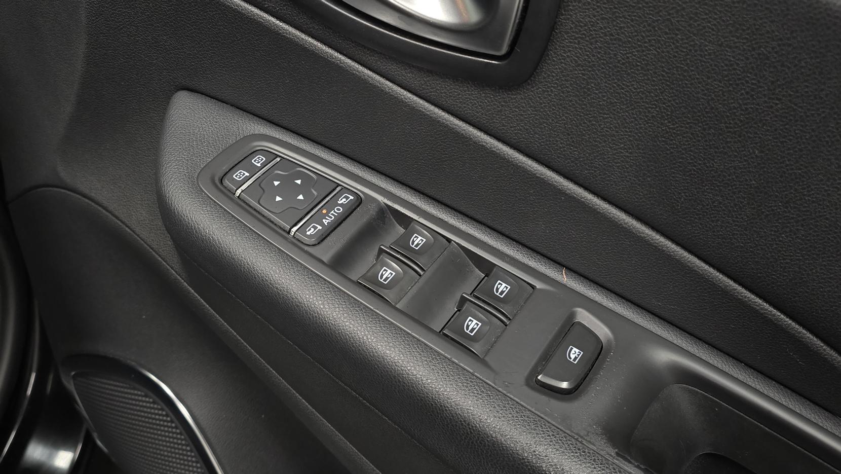 Renault Captur 1.5 dCi ENERGY Iconic SUV 5dr Diesel EDC Euro 6 (s/s) (90 ps)