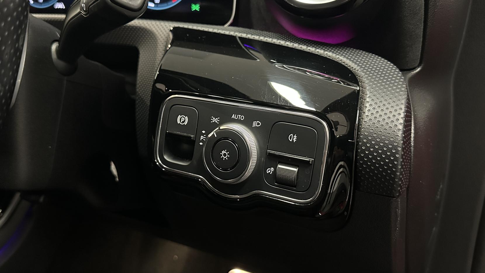 Mercedes-Benz A Class 1.5 A180d AMG Line (Premium Plus) Hatchback 5dr Diesel 7G-DCT Euro 6 (s/s) (116 ps)