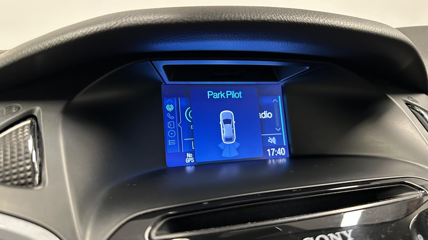 Ford Focus 1.0T EcoBoost Titanium Navigator Hatchback 5dr Petrol Manual Euro 5 (s/s) (125 ps)