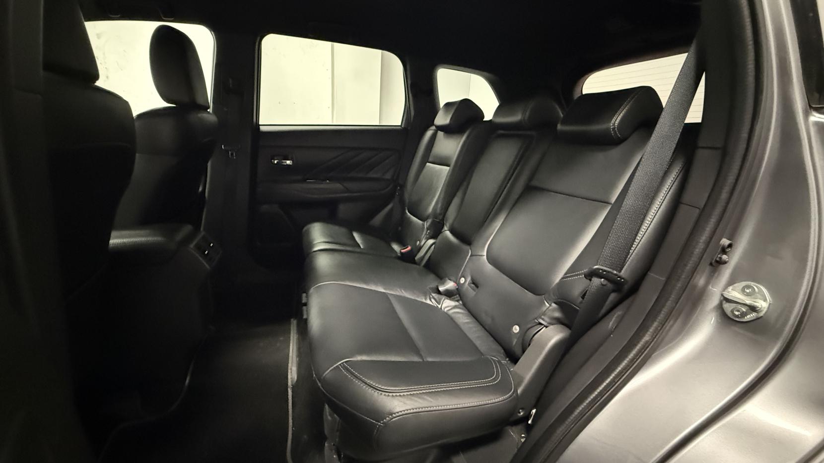 Mitsubishi Outlander 2.4h TwinMotor 13.8kWh 4hs SUV 5dr Petrol Plug-in Hybrid CVT 4WD Euro 6 (s/s) (209 ps)