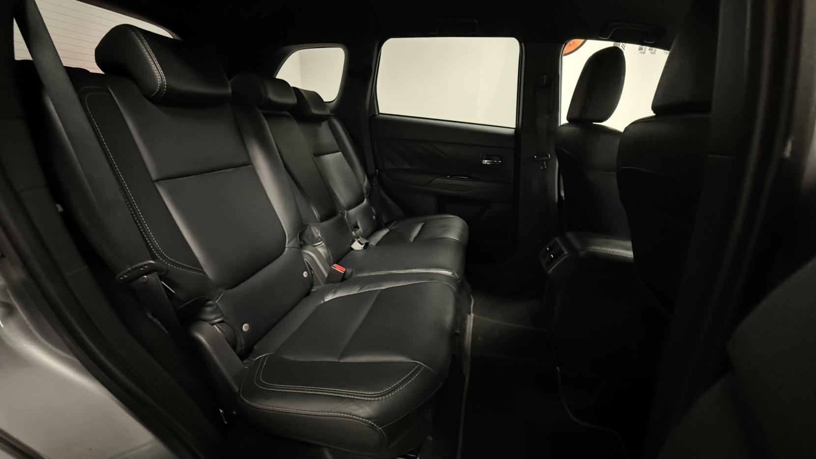 Mitsubishi Outlander 2.4h TwinMotor 13.8kWh 4hs SUV 5dr Petrol Plug-in Hybrid CVT 4WD Euro 6 (s/s) (209 ps)