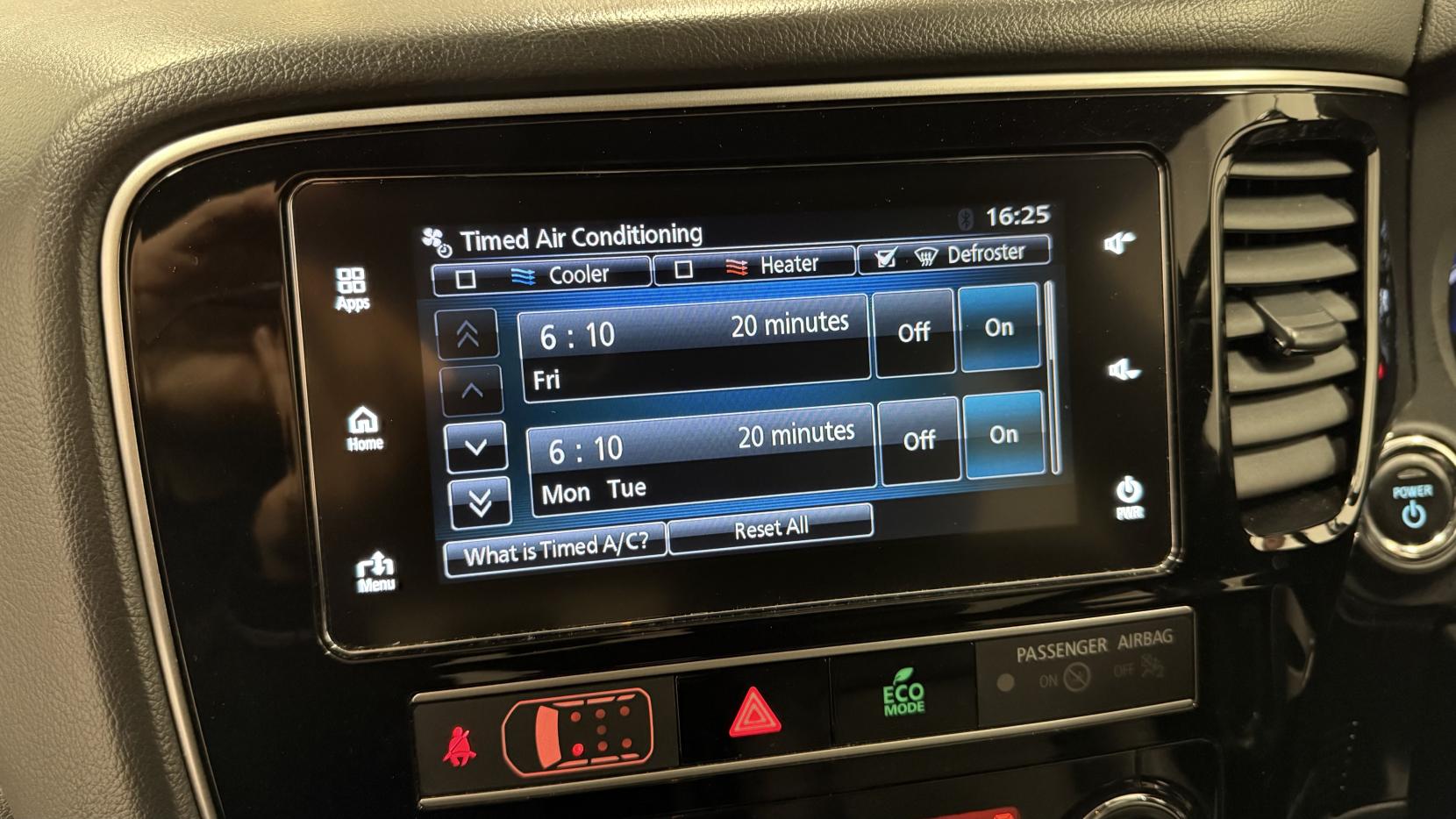 Mitsubishi Outlander 2.4h TwinMotor 13.8kWh 4hs SUV 5dr Petrol Plug-in Hybrid CVT 4WD Euro 6 (s/s) (209 ps)