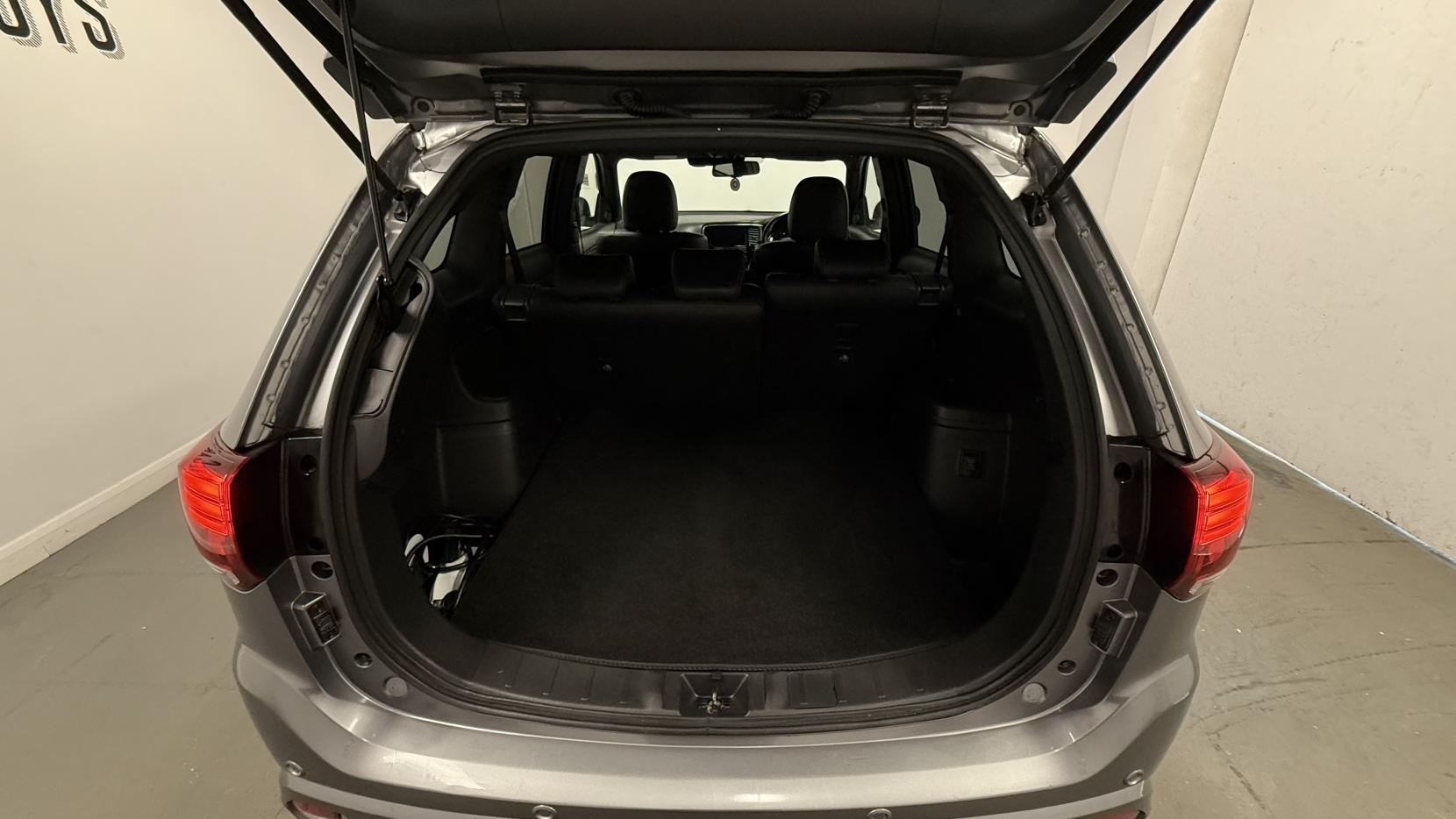 Mitsubishi Outlander 2.4h TwinMotor 13.8kWh 4hs SUV 5dr Petrol Plug-in Hybrid CVT 4WD Euro 6 (s/s) (209 ps)