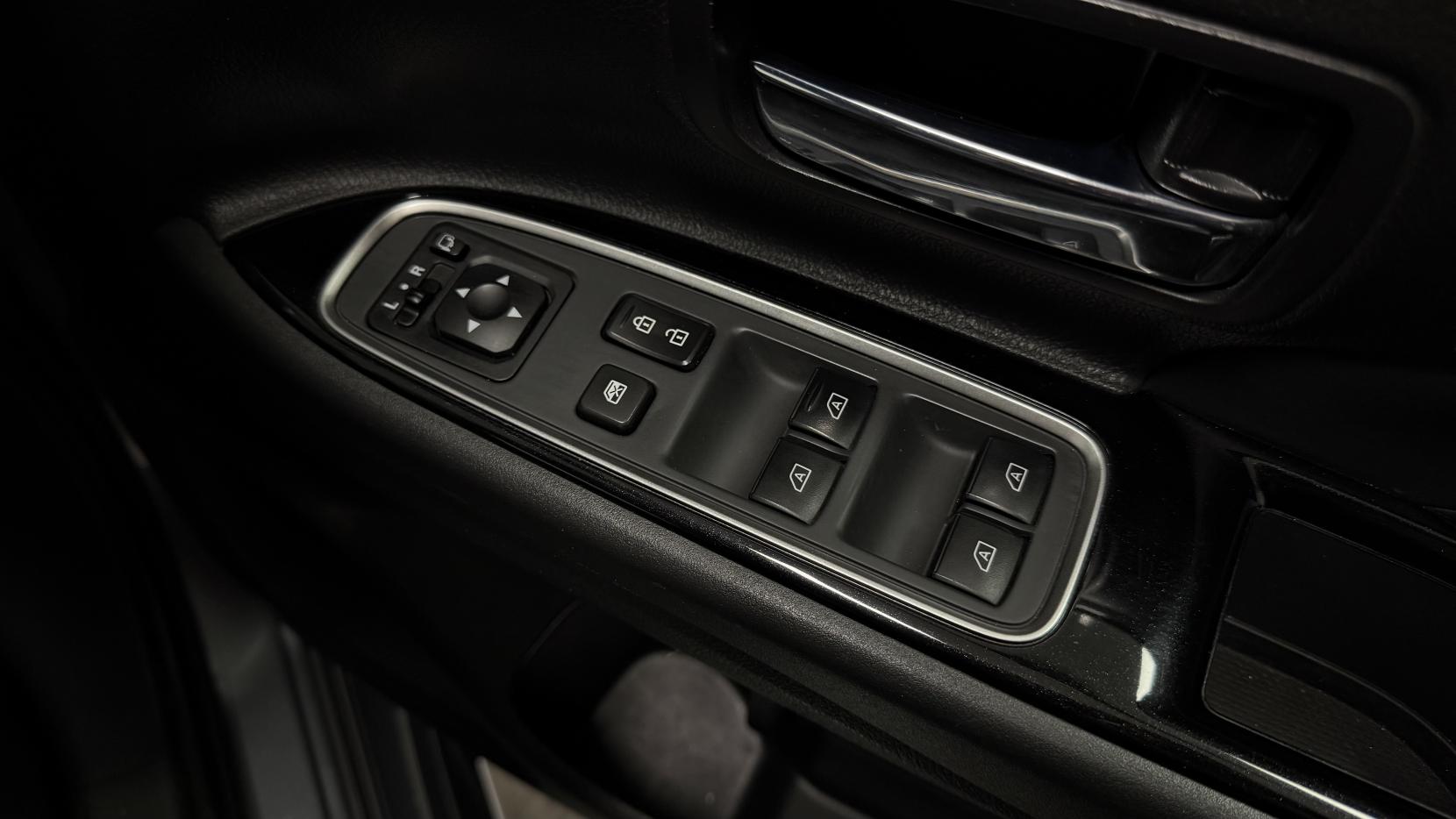 Mitsubishi Outlander 2.4h TwinMotor 13.8kWh 4hs SUV 5dr Petrol Plug-in Hybrid CVT 4WD Euro 6 (s/s) (209 ps)