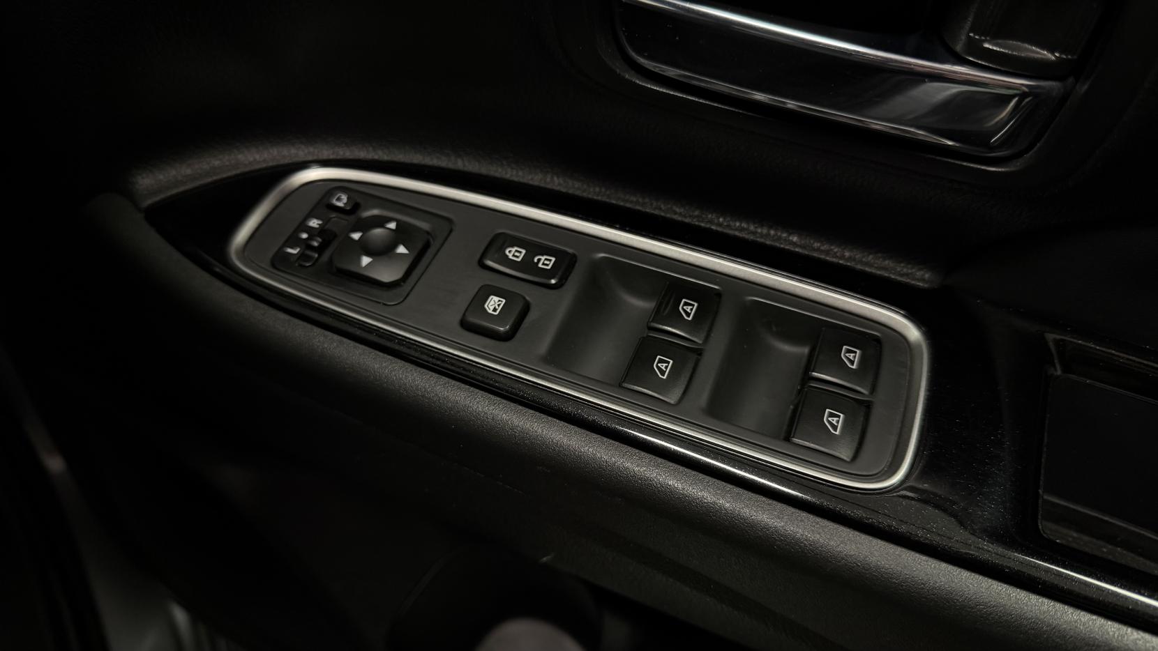 Mitsubishi Outlander 2.4h TwinMotor 13.8kWh 4hs SUV 5dr Petrol Plug-in Hybrid CVT 4WD Euro 6 (s/s) (209 ps)