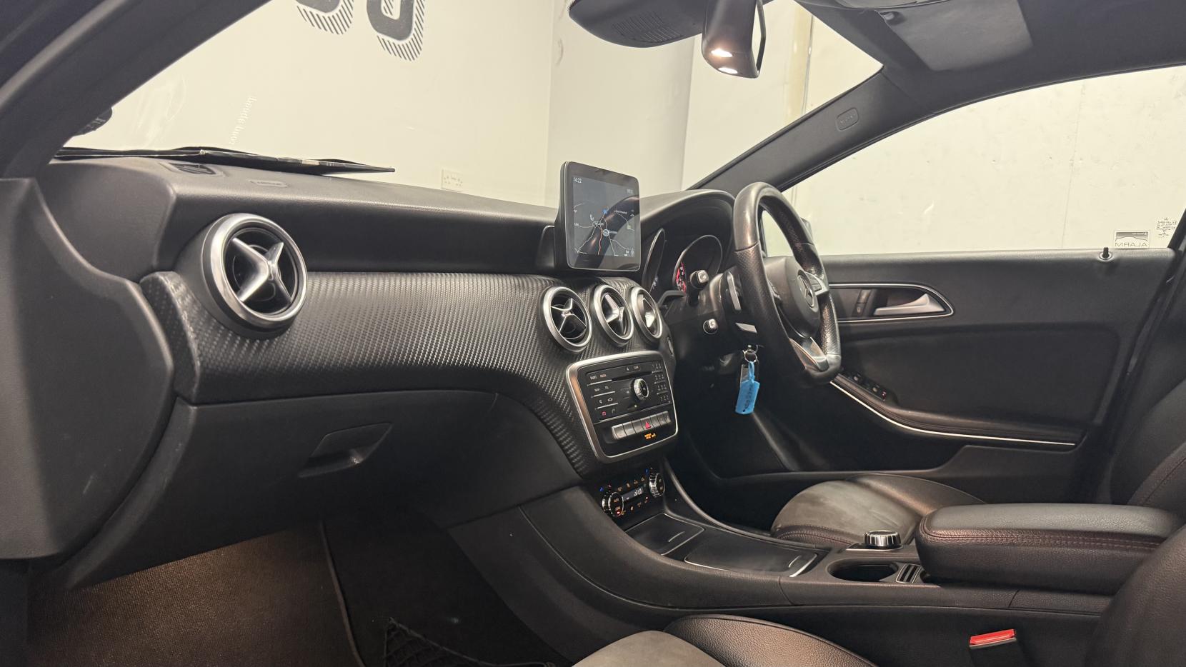 Mercedes-Benz A Class 2.1 A200d AMG Line (Premium) Hatchback 5dr Diesel 7G-DCT Euro 6 (s/s) (136 ps)