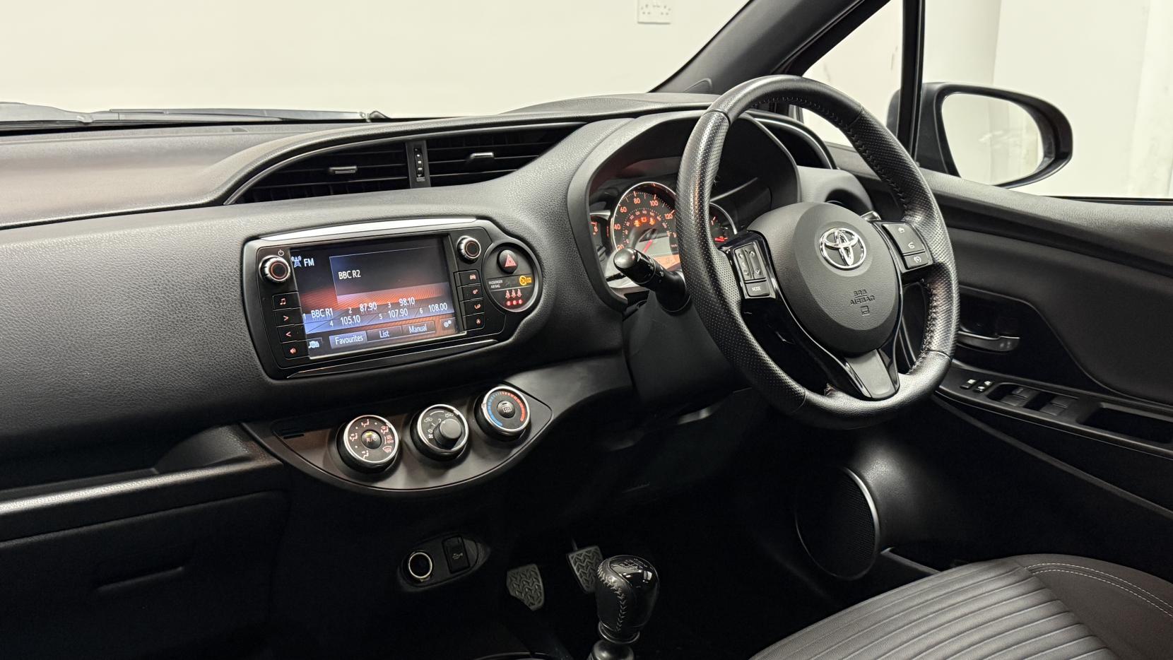 Toyota Yaris 1.33 Dual VVT-i Design Hatchback 5dr Petrol Manual Euro 6 (99 ps)