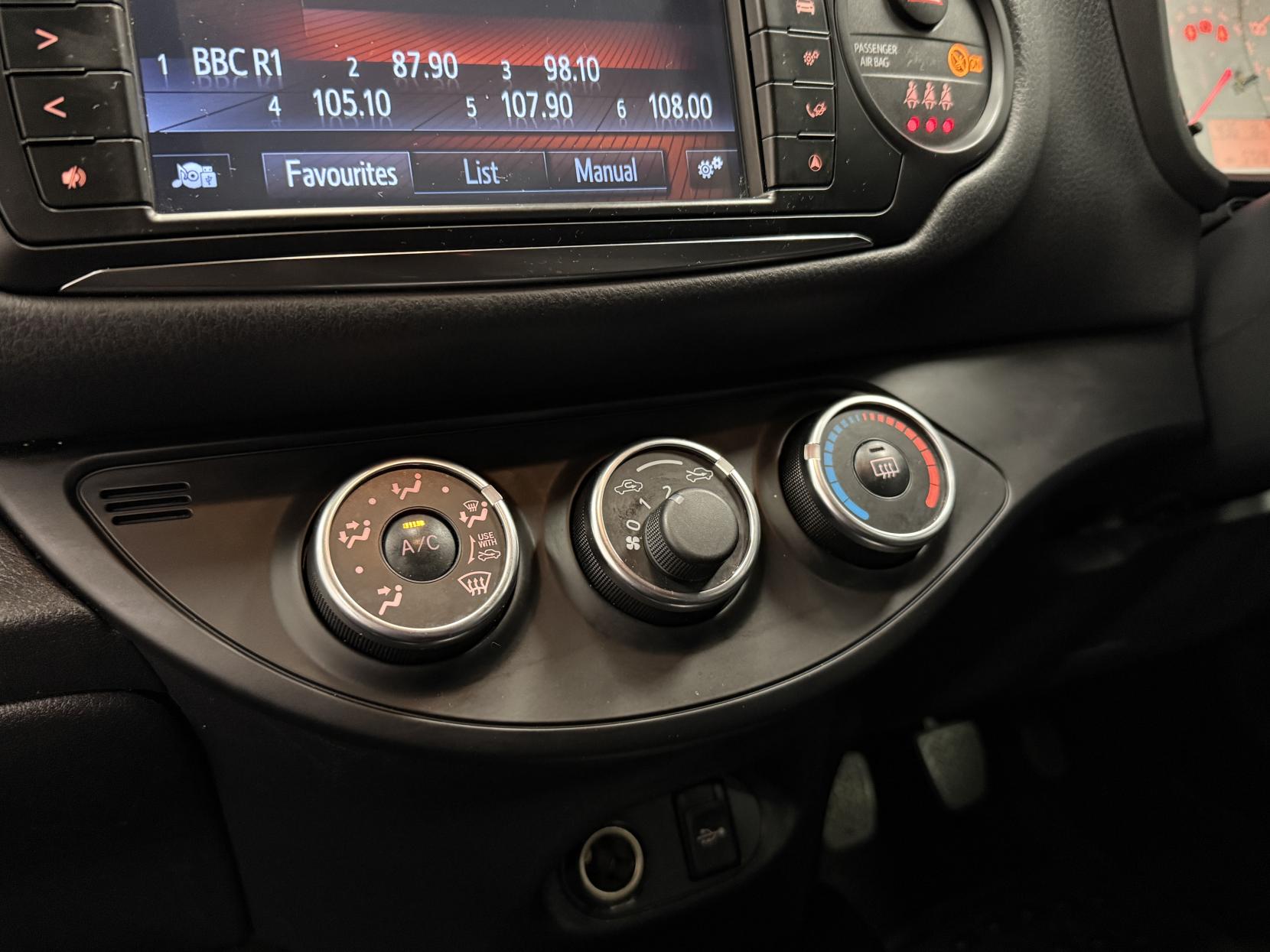 Toyota Yaris 1.33 Dual VVT-i Design Hatchback 5dr Petrol Manual Euro 6 (99 ps)