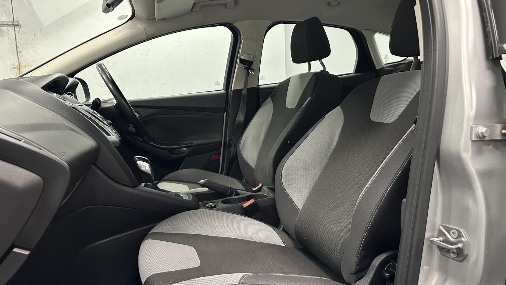Ford Focus 1.6 Zetec Hatchback 5dr Petrol Powershift Euro 5 (125 ps)