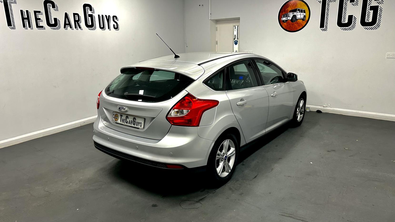 Ford Focus 1.6 Zetec Hatchback 5dr Petrol Powershift Euro 5 (125 ps)