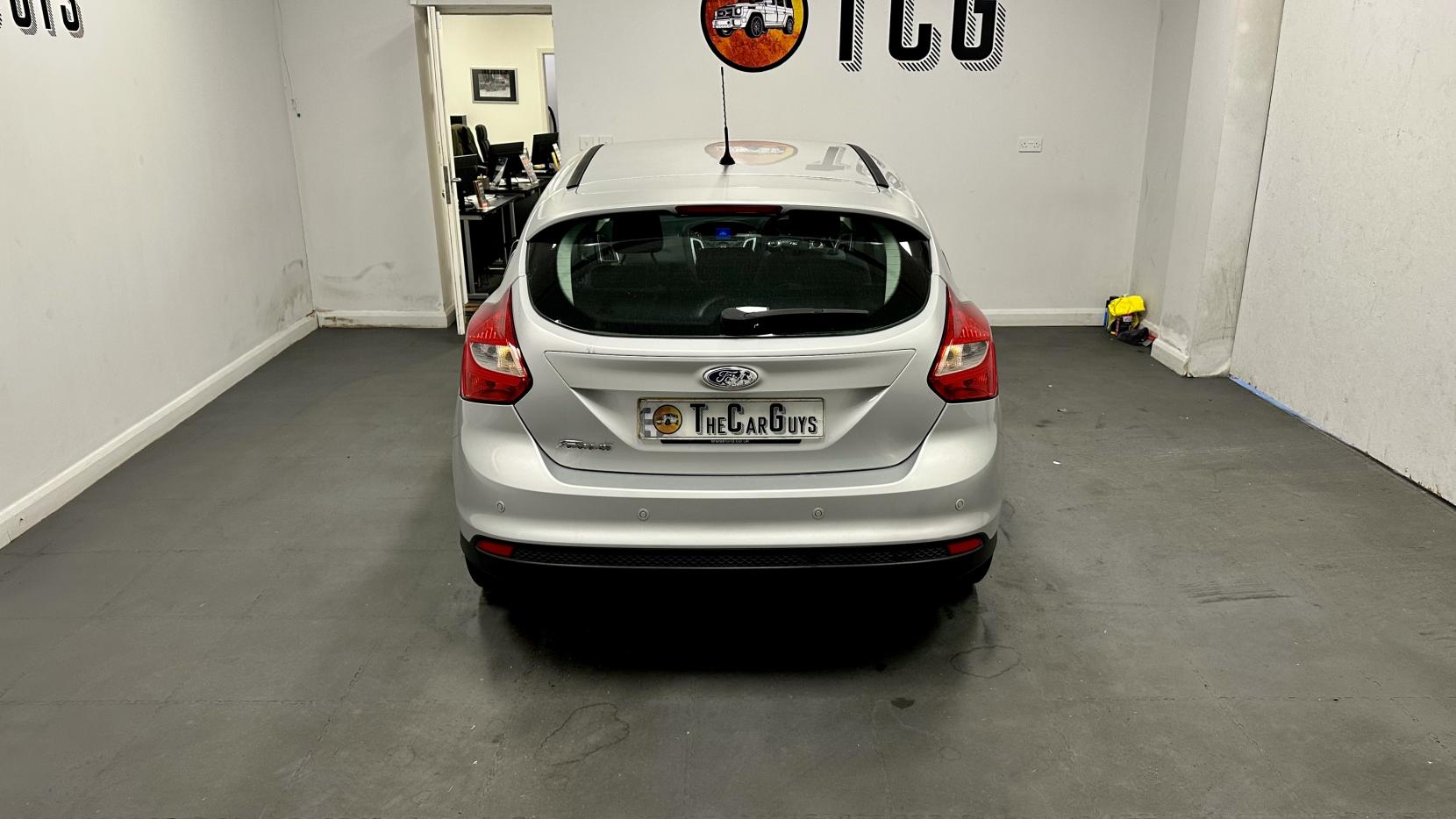Ford Focus 1.6 Zetec Hatchback 5dr Petrol Powershift Euro 5 (125 ps)