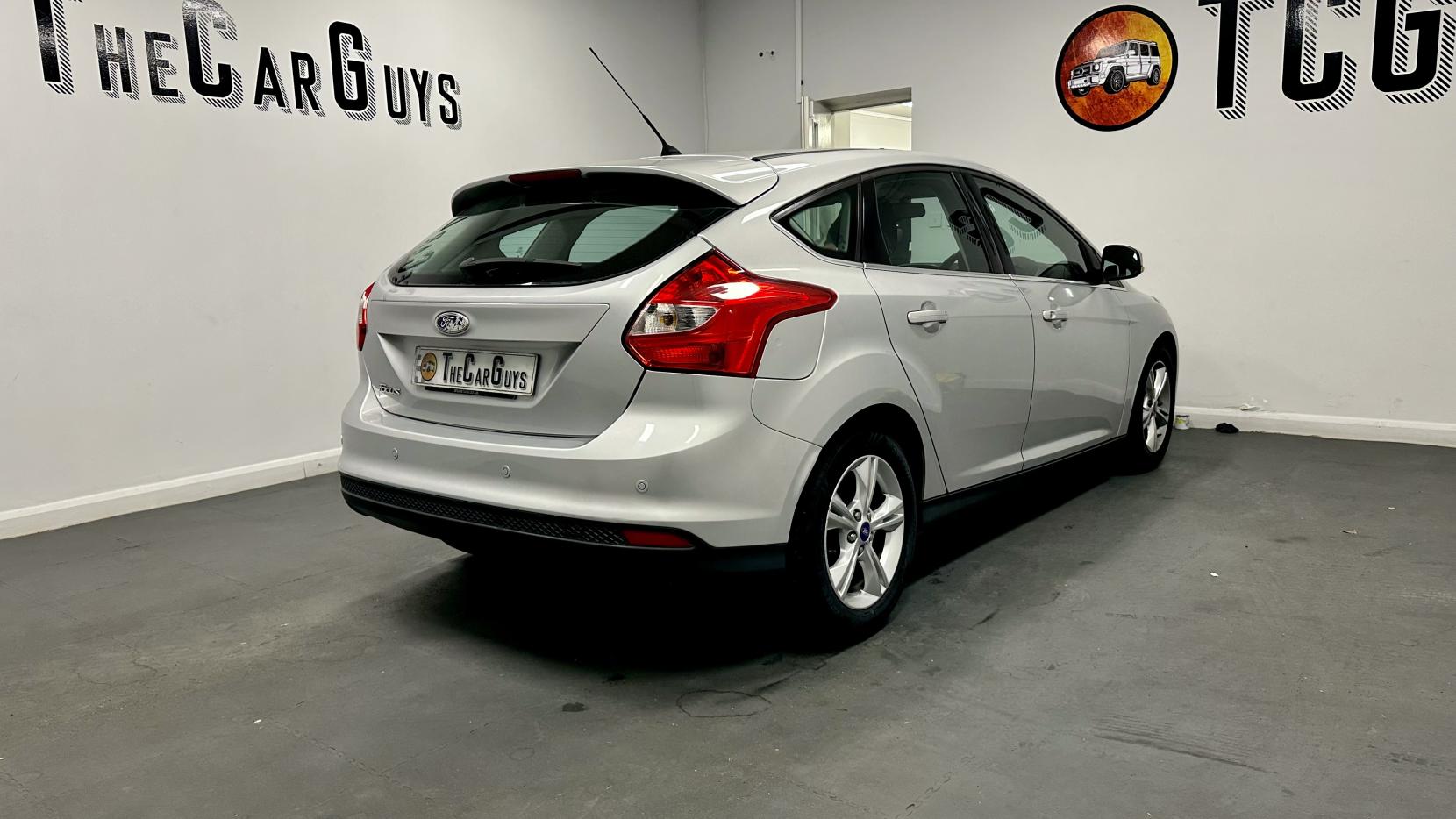 Ford Focus 1.6 Zetec Hatchback 5dr Petrol Powershift Euro 5 (125 ps)