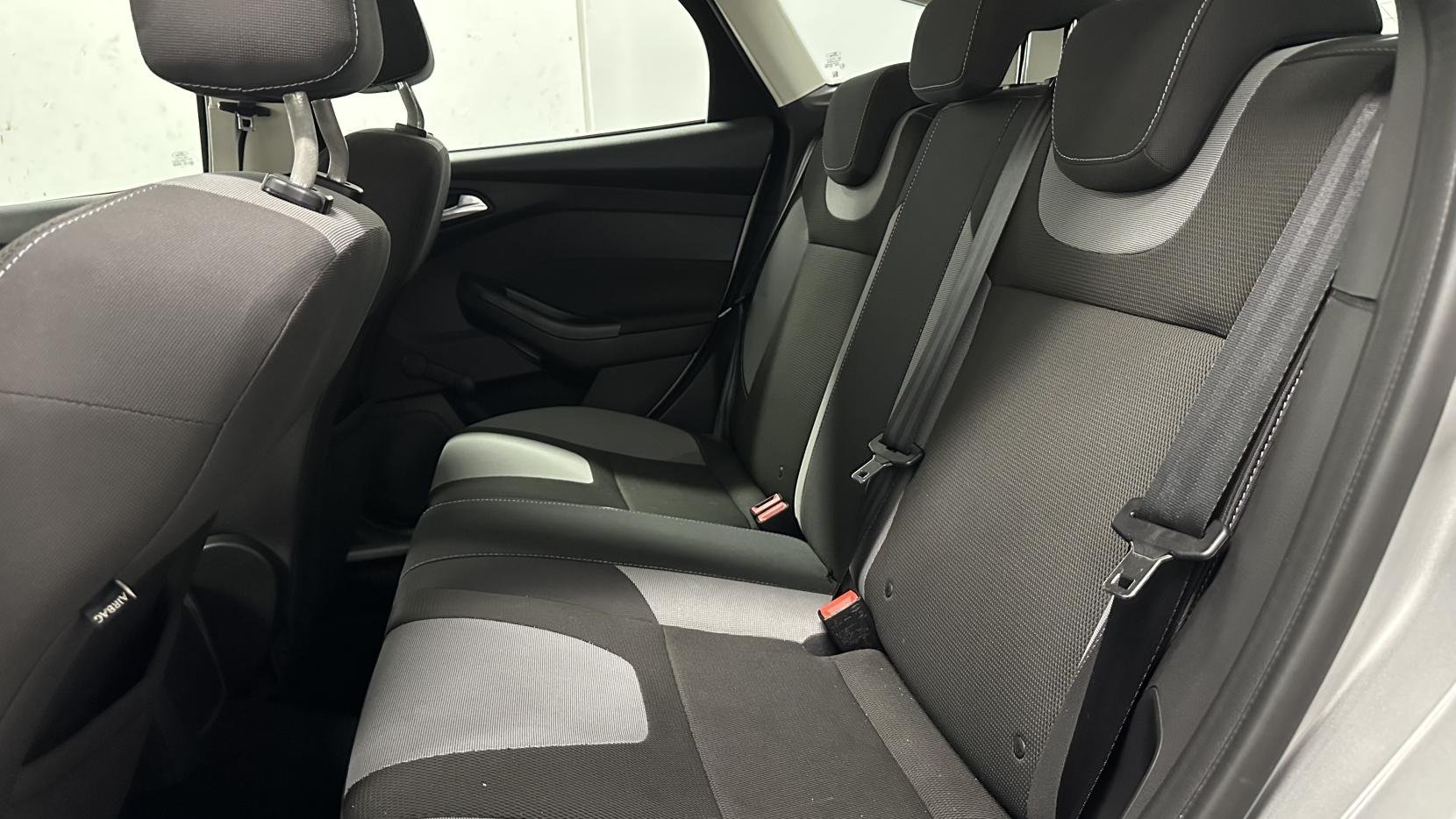 Ford Focus 1.6 Zetec Hatchback 5dr Petrol Powershift Euro 5 (125 ps)