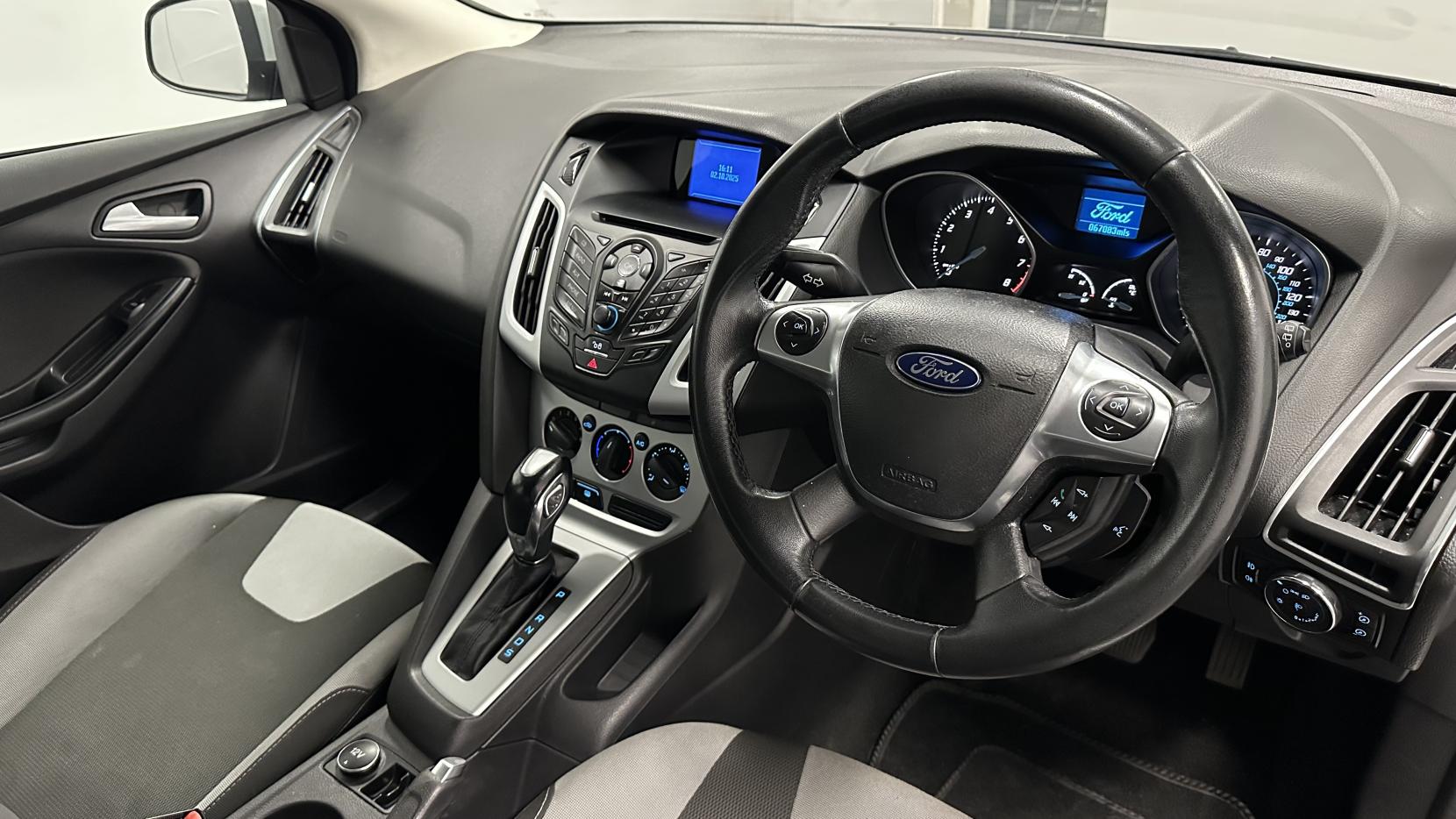 Ford Focus 1.6 Zetec Hatchback 5dr Petrol Powershift Euro 5 (125 ps)