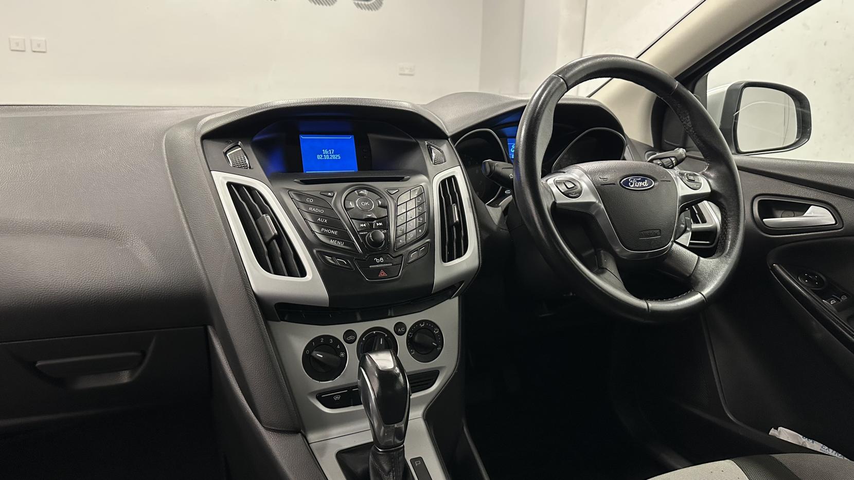 Ford Focus 1.6 Zetec Hatchback 5dr Petrol Powershift Euro 5 (125 ps)