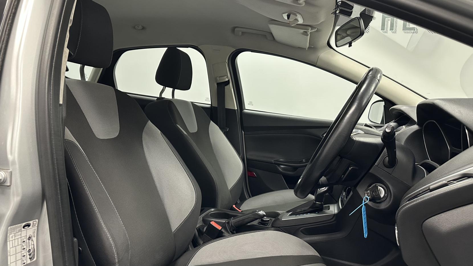 Ford Focus 1.6 Zetec Hatchback 5dr Petrol Powershift Euro 5 (125 ps)