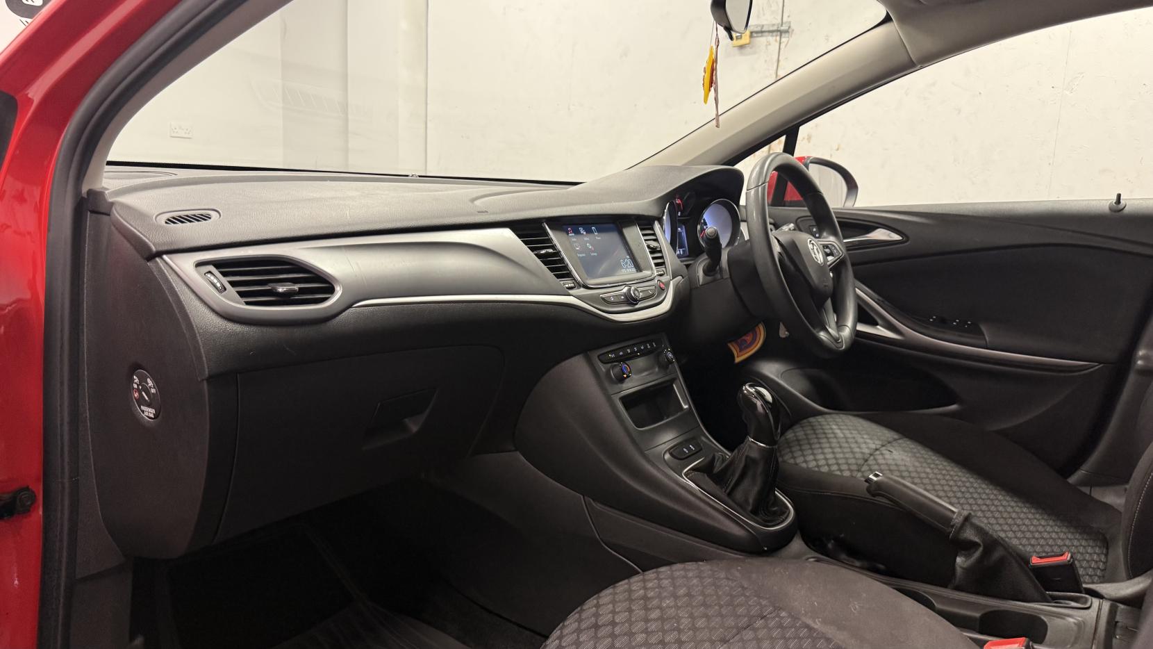 Vauxhall Astra 1.0i Turbo ecoTEC Design Hatchback 5dr Petrol Manual Euro 6 (s/s) (105 ps)