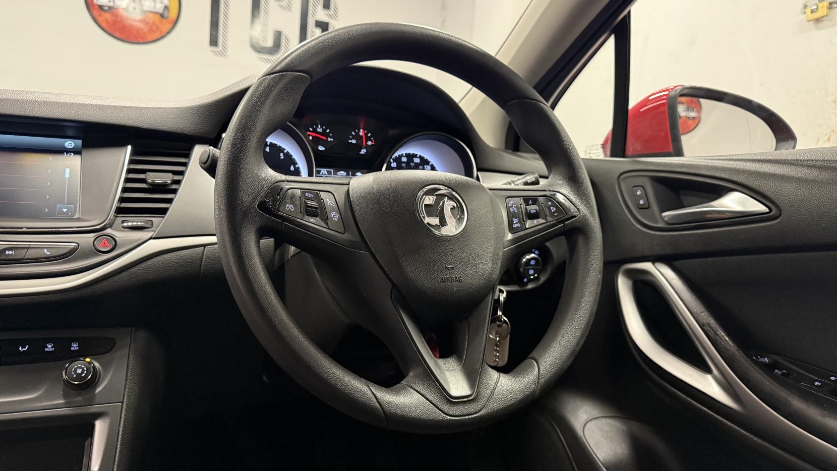 Vauxhall Astra 1.0i Turbo ecoTEC Design Hatchback 5dr Petrol Manual Euro 6 (s/s) (105 ps)