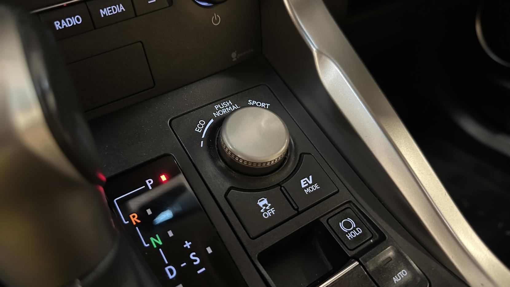 Lexus NX 2.5 300h Luxury SUV 5dr Petrol Hybrid E-CVT 4WD Euro 6 (s/s) (197 ps)